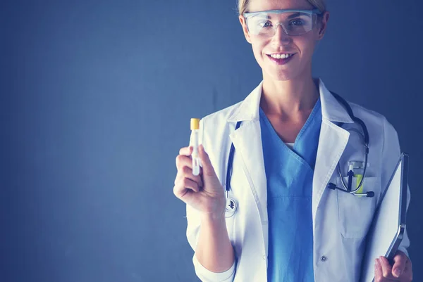 Kobieta naukowiec medyczny lub badawczy lub lekarz, który patrzy na probówkę z przejrzystym roztworem w laboratorium lub laboratorium. — Zdjęcie stockowe