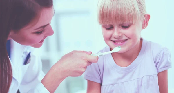 Tandläkare och liten flicka på kontoret — Stockfoto