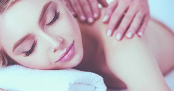 Jeune femme allongée sur une table de massage, relaxante les yeux fermés. Femme. Salon de spa — Photo