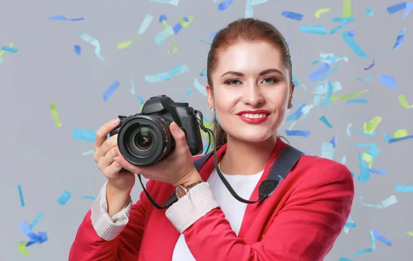 Bella donna felice con macchina fotografica alla festa di festa con coriandoli. Compleanno o Capodanno celebrando concetto — Foto Stock