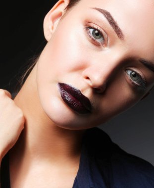 kolye ile güzel bir kadın portresi.