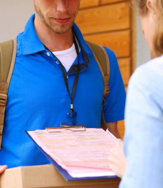 Mavi üniformalı gülümseyen kurye servis konseptine paket kutusu teslim eden teslimatçı. Mavi üniformalı gülümseyen teslimatçı.