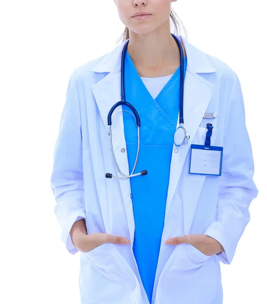 Mulher bonita em casaco branco posando com a mão no bolso. Mulher médica — Fotografia de Stock