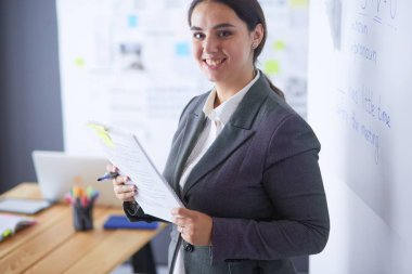 İş, eğitim ve ofis konsepti - yönetim kurulu ile iş ekibi bir şey tartışıyor.