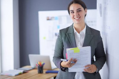 İş, eğitim ve ofis konsepti - yönetim kurulu ile iş ekibi bir şey tartışıyor.