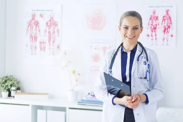 Dottore sorridente con una cartella in piedi uniforme — Foto Stock