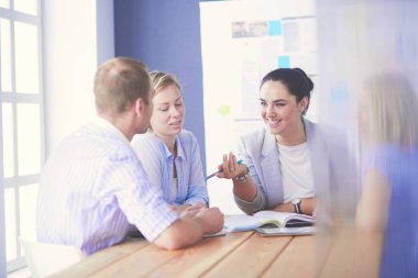 Masada kitaplarla çalışan gençler. Güzel kadınlar ve erkekler birlikte çalışıyor..