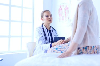 Doktor ve hasta masada otururken bir şey tartışıyorlar. İlaç ve sağlık hizmetleri kavramı