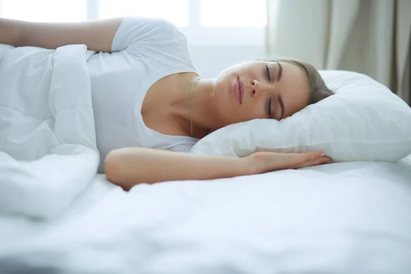 Hermosa joven rubia durmiendo en la cama — Foto de Stock