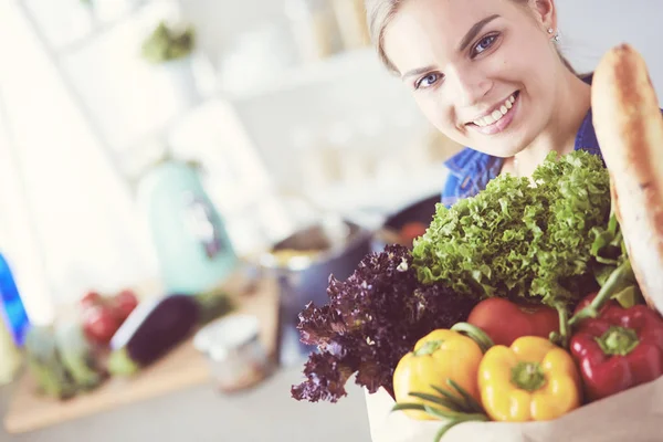 Junge Frau hält Einkaufstasche mit Gemüse in der Hand. — Stockfoto