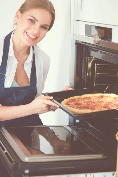 Gelukkig jong vrouw koken pizza thuis — Stockfoto