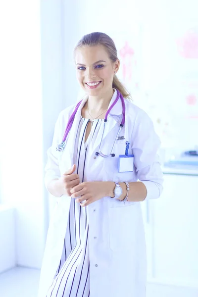 Mosolygó női orvos orvosi sztetoszkóppal egyenruhában — Stock Fotó