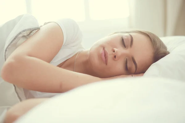 Hermosa joven rubia durmiendo en la cama — Foto de Stock