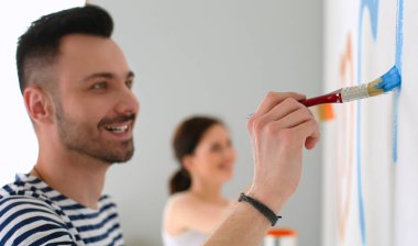 Portre mutlu gülümseyen genç çift resim iç duvar yeni ev
