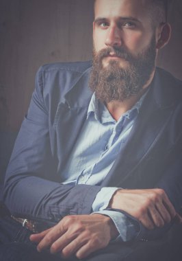 Ayakta, gri arka plan üzerinde izole yakışıklı adam portresi