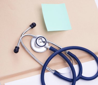 Afil klasörü, steteskop ve ekokardiyogram üzerine bir kalem.