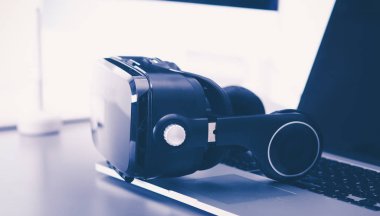 Bilgisayarlı sanal gerçeklik gözlükleri. İş. 3D teknoloji