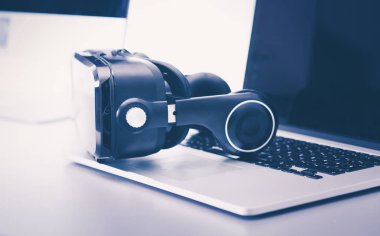 Bilgisayarlı sanal gerçeklik gözlükleri. İş. 3D teknoloji