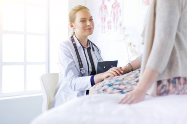 Doktor ve hasta masada otururken bir şey tartışıyorlar. İlaç ve sağlık hizmetleri kavramı