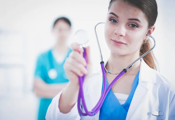 Femme médecin avec un stéthoscope à l'écoute à l'hôpital — Photo