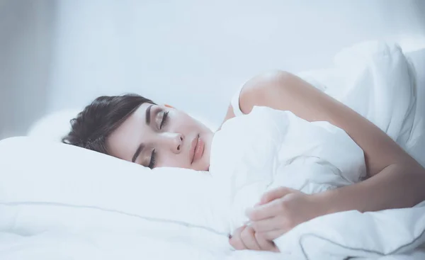 Mooi meisje slaapt in de slaapkamer, liggend op bed — Stockfoto