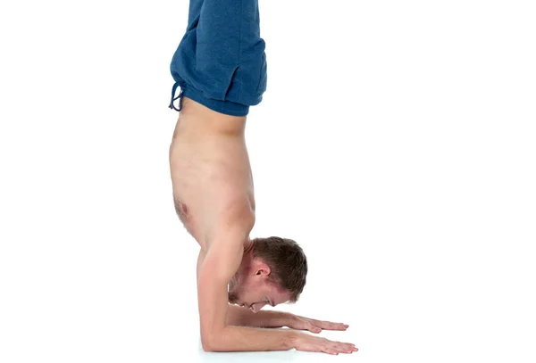 Beyaz arka plan üzerinde egzersiz yapan yetişkin erkek — Stok fotoğraf