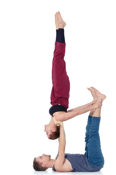 Unga athletic par praktiserande acroyoga. Balansera i par — Stockfoto