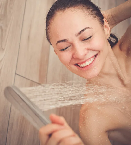 Joven mujer hermosa bajo la ducha en el baño — Foto de Stock