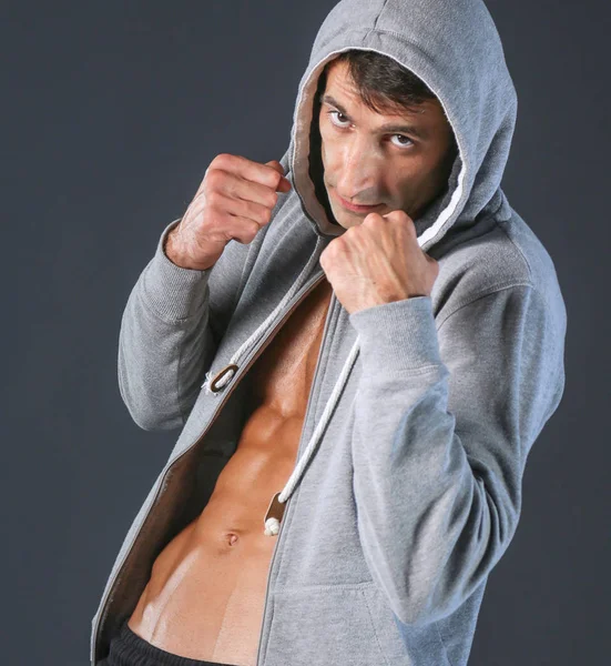 Vue du profil du jeune homme pratiquant la boxe. Formation personnelle . — Photo
