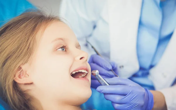 Little girl sitting in the dentists office — Stock Photo, Image