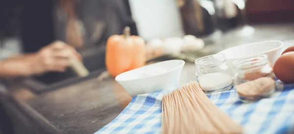 Příprava těsta recept domácí chléb, pizza nebo koláč ingridients, jídlo byt ležel na kuchyňském stole na pozadí — Stock fotografie