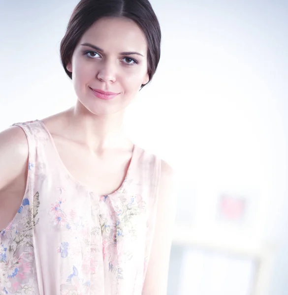 Portrait de femme d'affaires debout dans le bureau — Photo