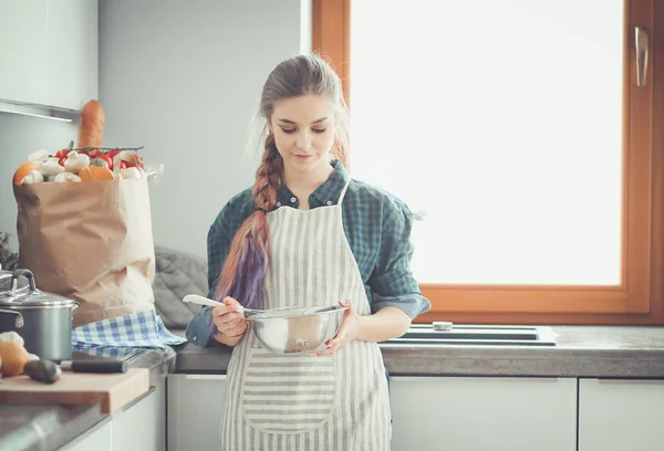 站在厨房背景的年轻女人肖像. — Φωτογραφία Αρχείου