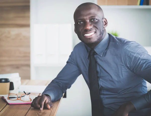 Portret van een knappe jonge zwarte zakenman. — Stockfoto