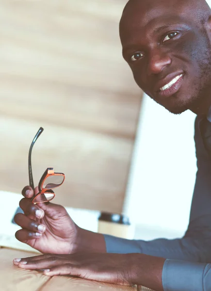 Portret van een knappe jonge zwarte zakenman. — Stockfoto