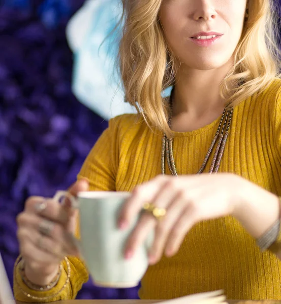 Młoda kobieta na przerwie kawowej lub korzystająca z przerwy kawowej, korzystająca z laptopa — Zdjęcie stockowe