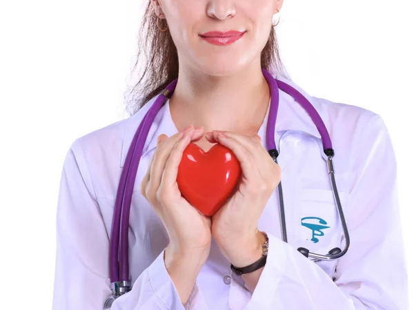 Positieve vrouwelijke arts met de stethoscoop en rood hartsymbool staan — Stockfoto