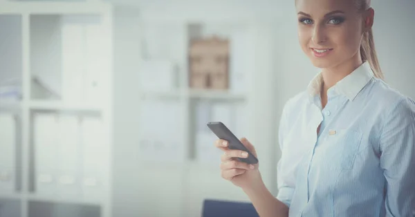 Porträt einer Architektin mit Entwürfen am Schreibtisch im Büro — Stockfoto