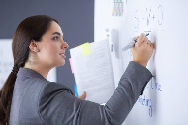 İş, eğitim ve ofis konsepti - yönetim kurulu ile iş ekibi bir şey tartışıyor.