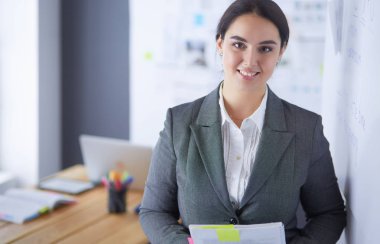 İş, eğitim ve ofis konsepti - yönetim kurulu ile iş ekibi bir şey tartışıyor.