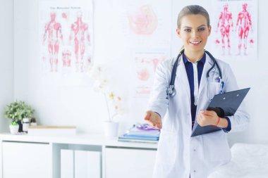 Üniformalı bir dosyayla gülümseyen kadın doktor