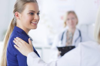 Doktor ve hasta masada otururken bir şey tartışıyorlar. İlaç ve sağlık hizmetleri kavramı