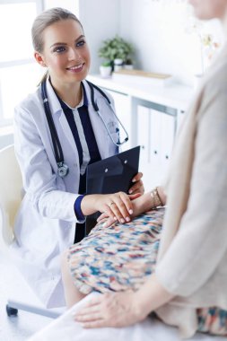 Doktor ve hasta masada otururken bir şey tartışıyorlar. İlaç ve sağlık hizmetleri kavramı