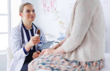 Doktor ve hasta masada otururken bir şey tartışıyorlar. İlaç ve sağlık hizmetleri kavramı