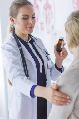 Doktor ve hasta masada otururken bir şey tartışıyorlar. İlaç ve sağlık hizmetleri kavramı