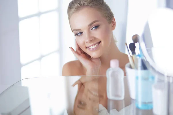 Bornozlu Genç Kadın Banyo Aynasına Bakıyor — Stok fotoğraf