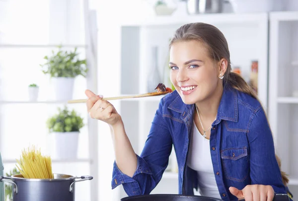 Wanita muda memasak makanan sehat memegang panci dengan sayuran itu. Gaya hidup sehat, memasak di rumah konsep — Stok Foto