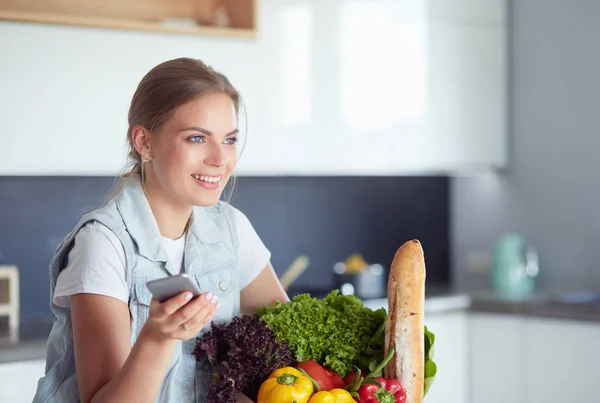 Junge Frau hält Einkaufstasche mit Gemüse in der Hand. — Stockfoto