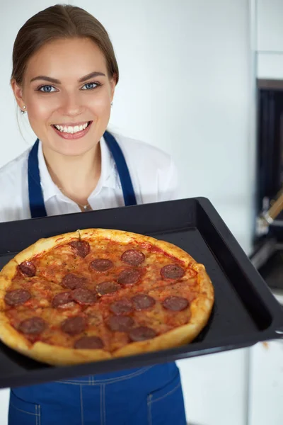 Glückliche junge Frau kocht zu Hause Pizza — Stockfoto