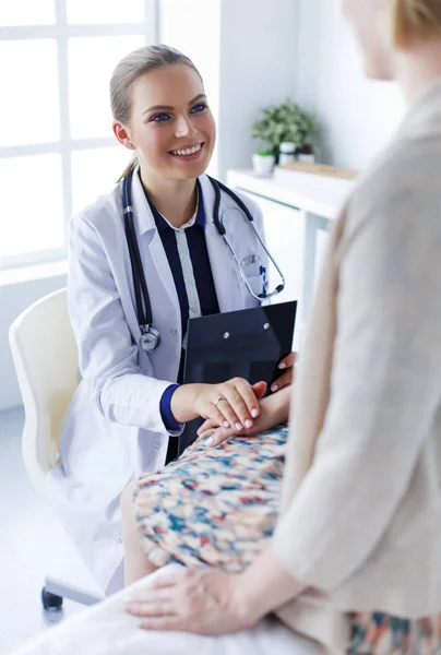 Doctor y paciente discutiendo algo mientras están sentados en la mesa. Concepto de medicina y salud — Foto de Stock